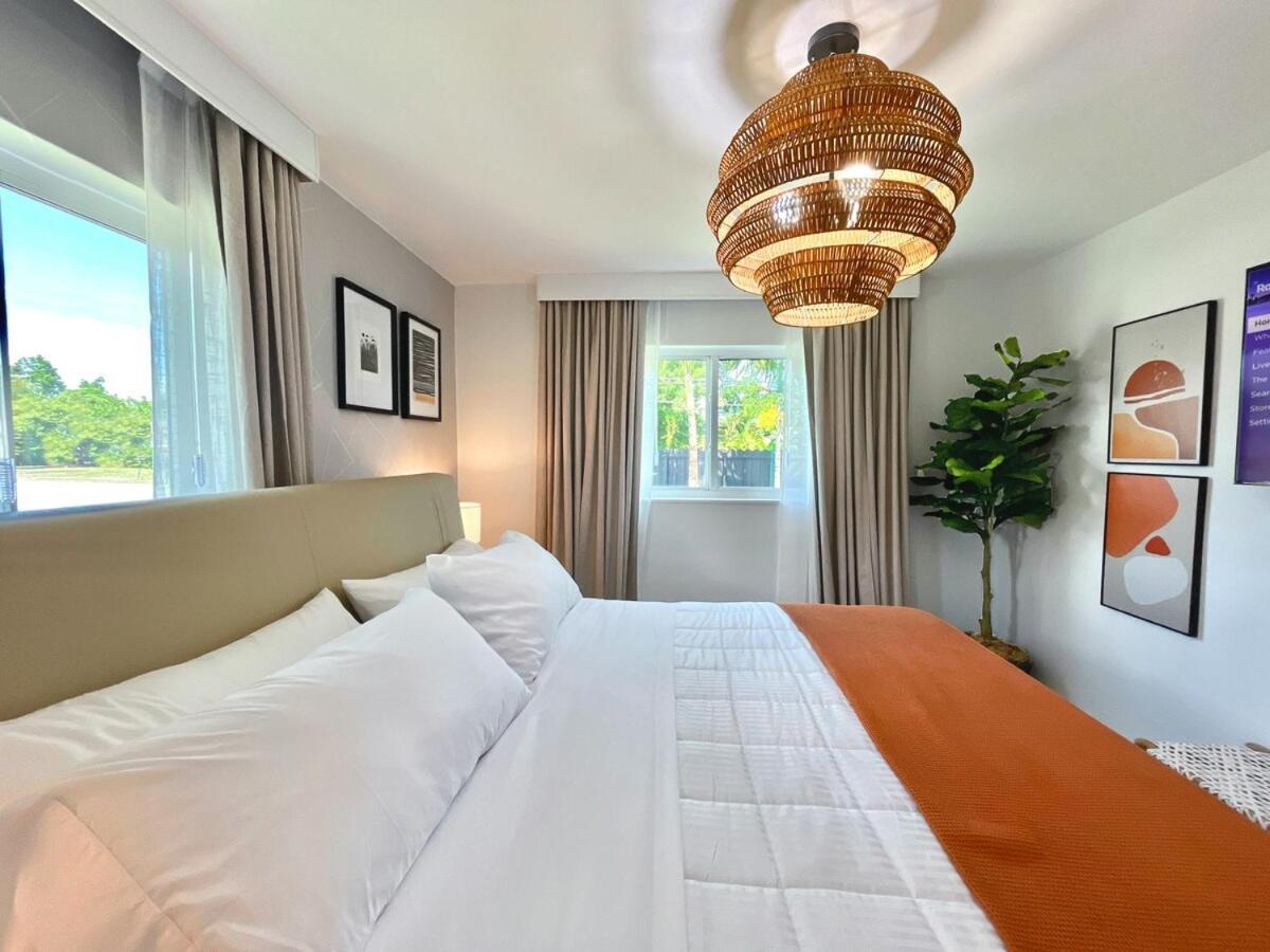 King Bed & Hot Tub, A Casita For Families & Pets Holiday home Miami