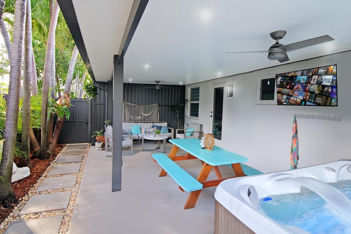 King Bed & Hot Tub, A Casita For Families & Pets *